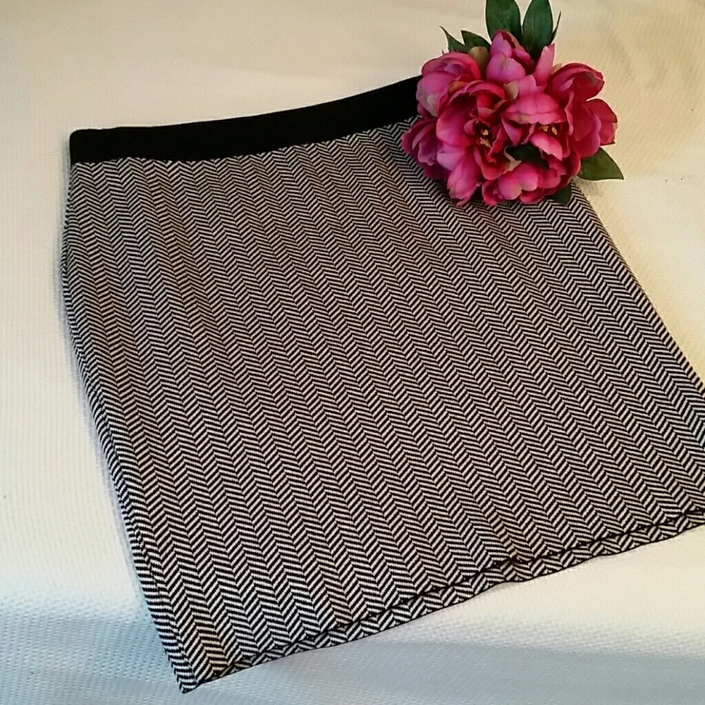 Elle black white herringbone skirt